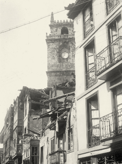 Edificios de Durango destruidos durante el bombardeo del 37. Imagen del catálogo del Museo del Nacionalismo Vasco en EMSIME. Año 1937.