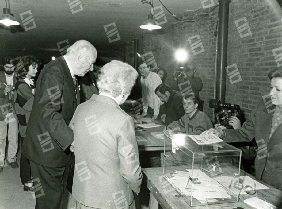 museo del nacionalismo vasco - Josep Tarradellas: Ex Presidente de la Generalitat votando junto a su mujer para el referéndum sobre la permanencia en la OTAN, 12/03/1986