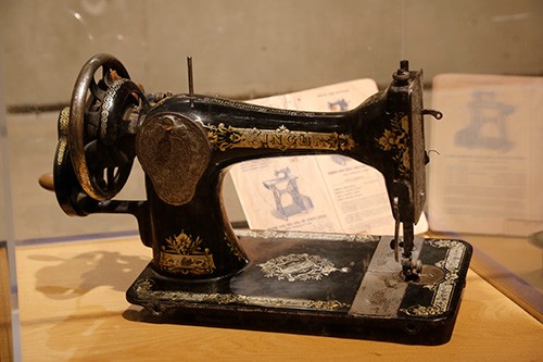 Museo del Nacionalismo Vasco - Bitxiak - Máquina de coser de la madre de Esteban Urkiaga “Lauaxeta”