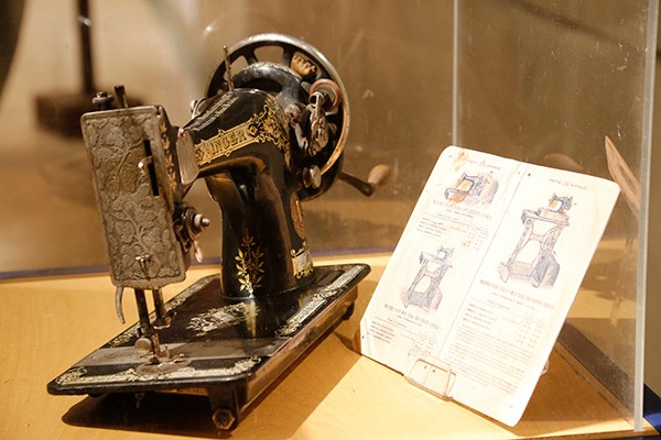 Museo del Nacionalismo Vasco -  Máquina de coser Singer de la madre de Esteban Urkiaga