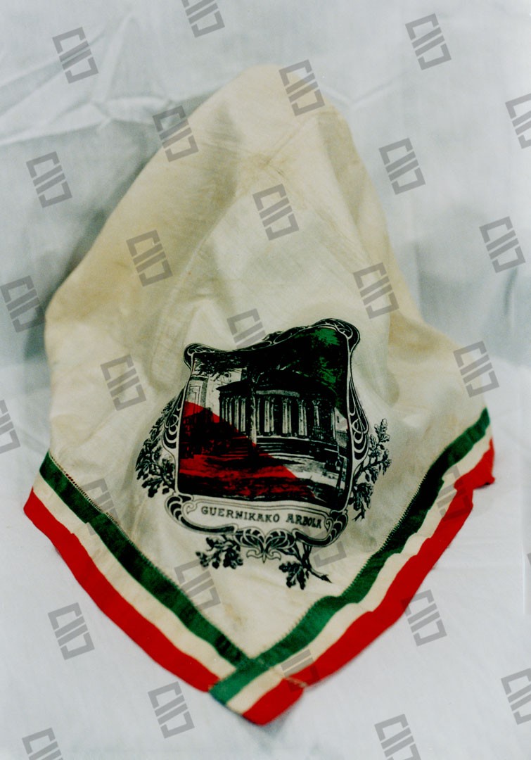Museo del Nacionalismo Vasco - Pañuelo estampado  Gernikako Arbola