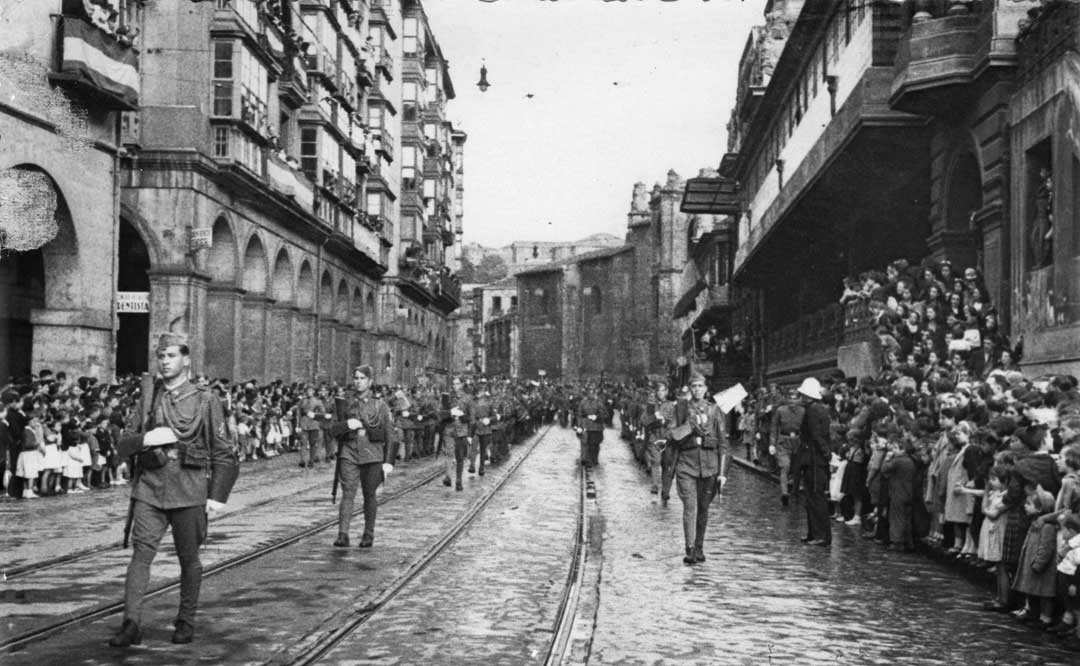 Desfile de tropas franquistas en la calle Ribera de Bilbao, junto al Mercado de la Ribera y la iglesia de San Anton