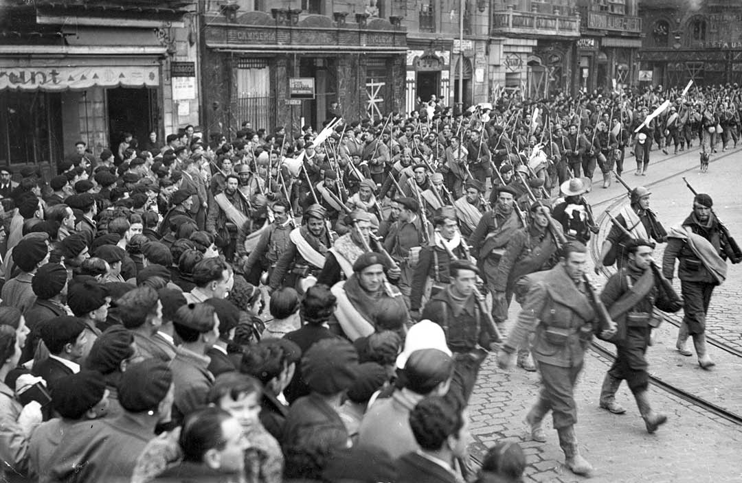 Miembros de la compañía Kortabarria del batallón Arana Goiri el 24 de septiembre de 1936 en su camino al frente, en una foto obtenida en el Arenal de