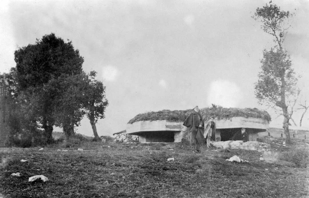 Soldados franquistas junto a un bunker del Cinturón de Hierro, capturado en su avance hacia Bilbao.