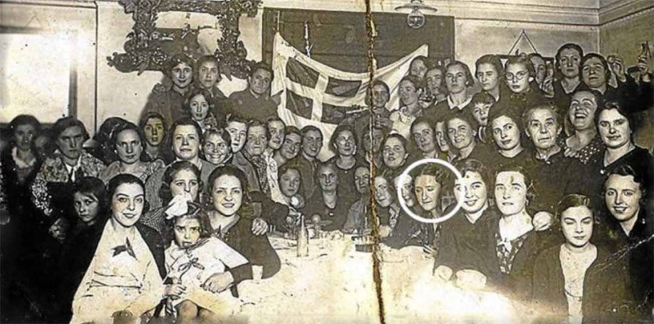 Museo del Nacionalismo Vasco - Exposición Emakumeak Aberria Eginez. 100 años. Durango. Grupo de emakumes en el Batzoki Tabiratarra (1932). Entre ellas, rodeada por un círculo, Gloria Zubi, tras ella Margarita Unzalu.