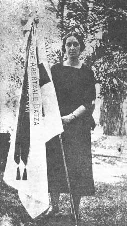 Julene Urzelai con la bandera de EAB