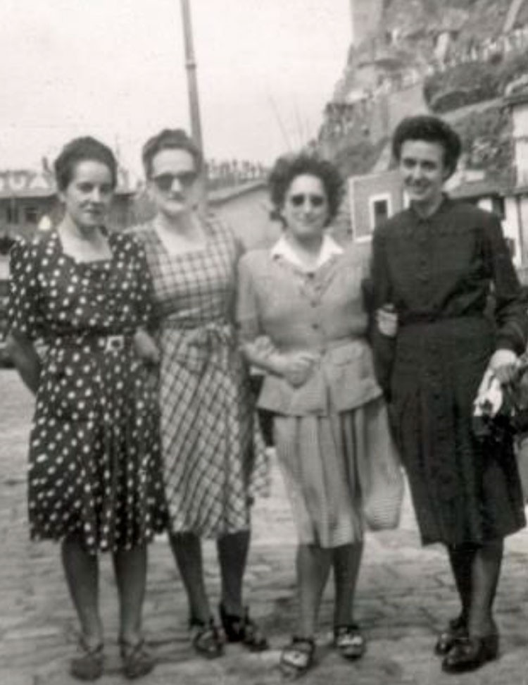 Imagen de las mujeres integrantes del grupo Red Álava de la exposición de Sabino Arana Fundazioa